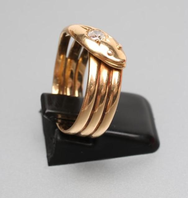 A GENTLEMAN'S 18CT GOLD SNAKE RING Image