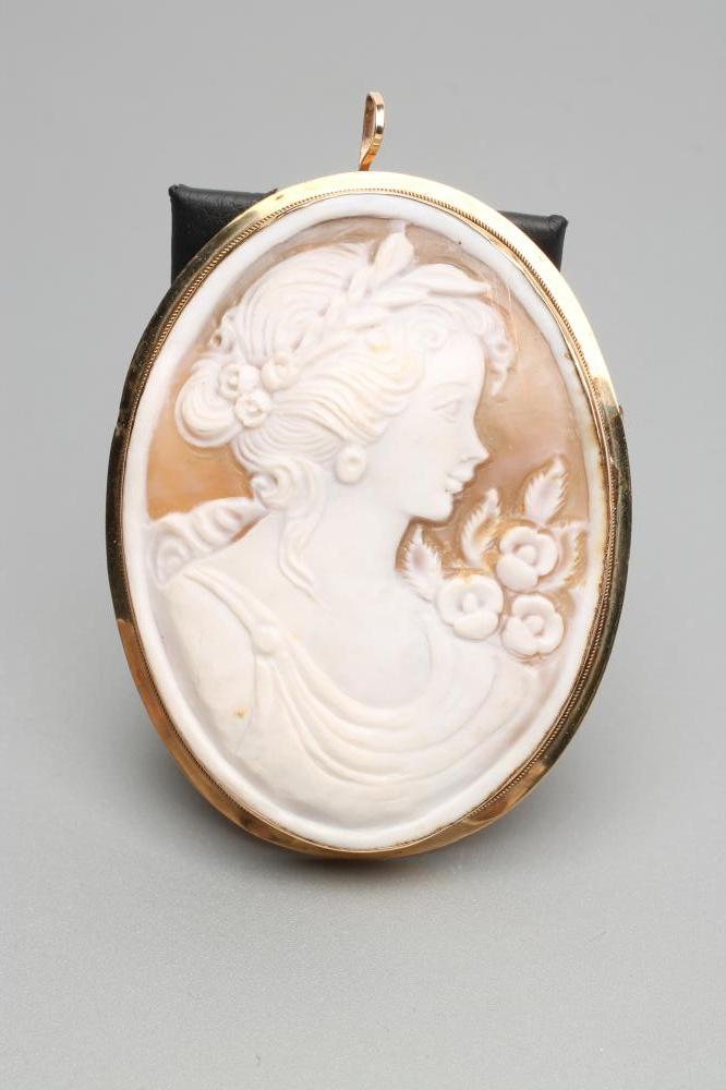 A SHELL CAMEO BROOCH/PENDANT Image