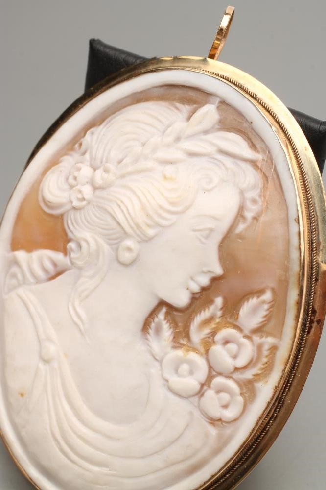 A SHELL CAMEO BROOCH/PENDANT Image