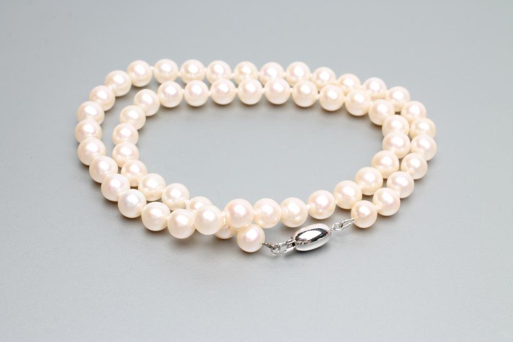 A CULTURED PEARL NECKLACE Image