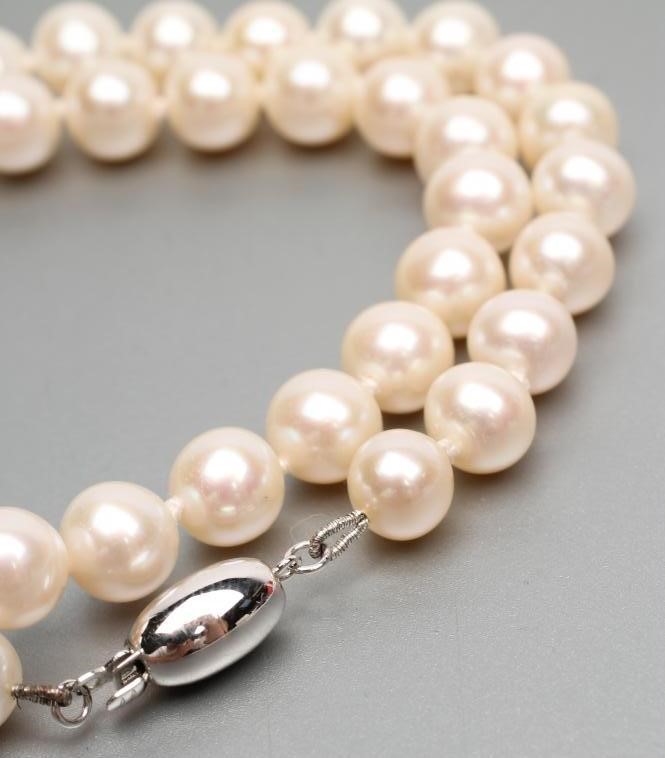 A CULTURED PEARL NECKLACE Image