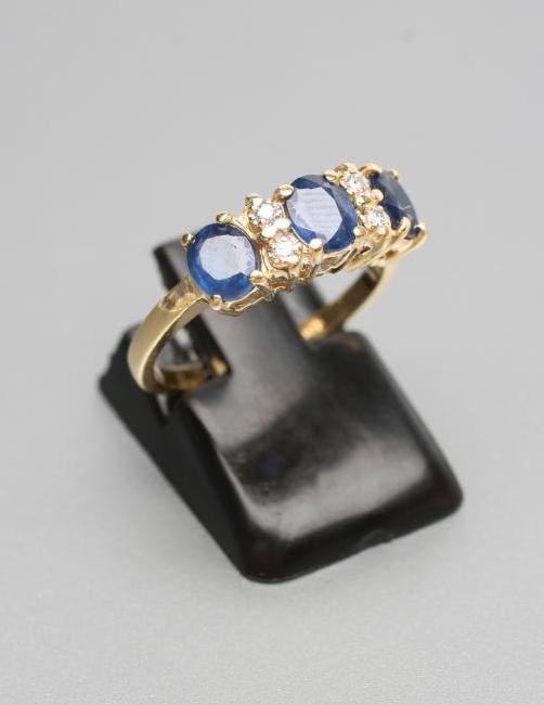 A THREE STONE SAPPHIRE RING Image