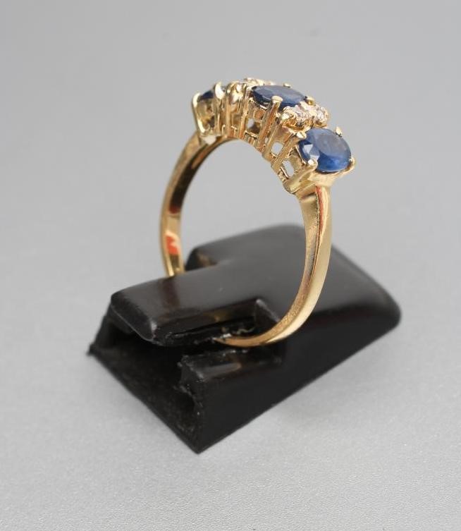 A THREE STONE SAPPHIRE RING Image