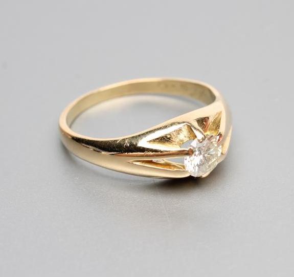 A GENTLEMAN'S SOLITAIRE DIAMOND RING Image