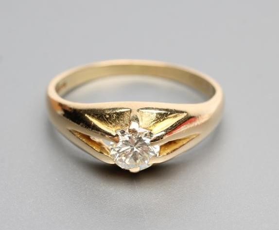 A GENTLEMAN'S SOLITAIRE DIAMOND RING Image