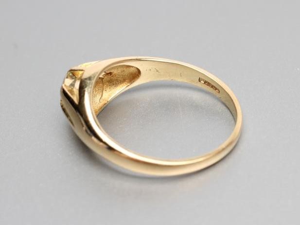 A GENTLEMAN'S SOLITAIRE DIAMOND RING Image