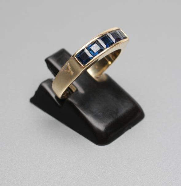 A SAPPHIRE RING Image