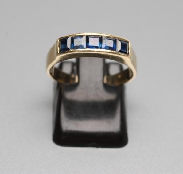 A SAPPHIRE RING Image