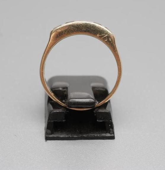 A SAPPHIRE RING Image