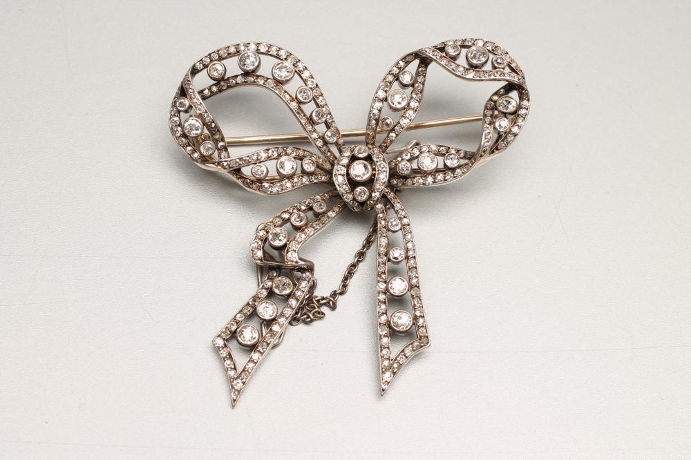 AN EDWARDIAN DIAMOND OPEN BOW BROOCH Image