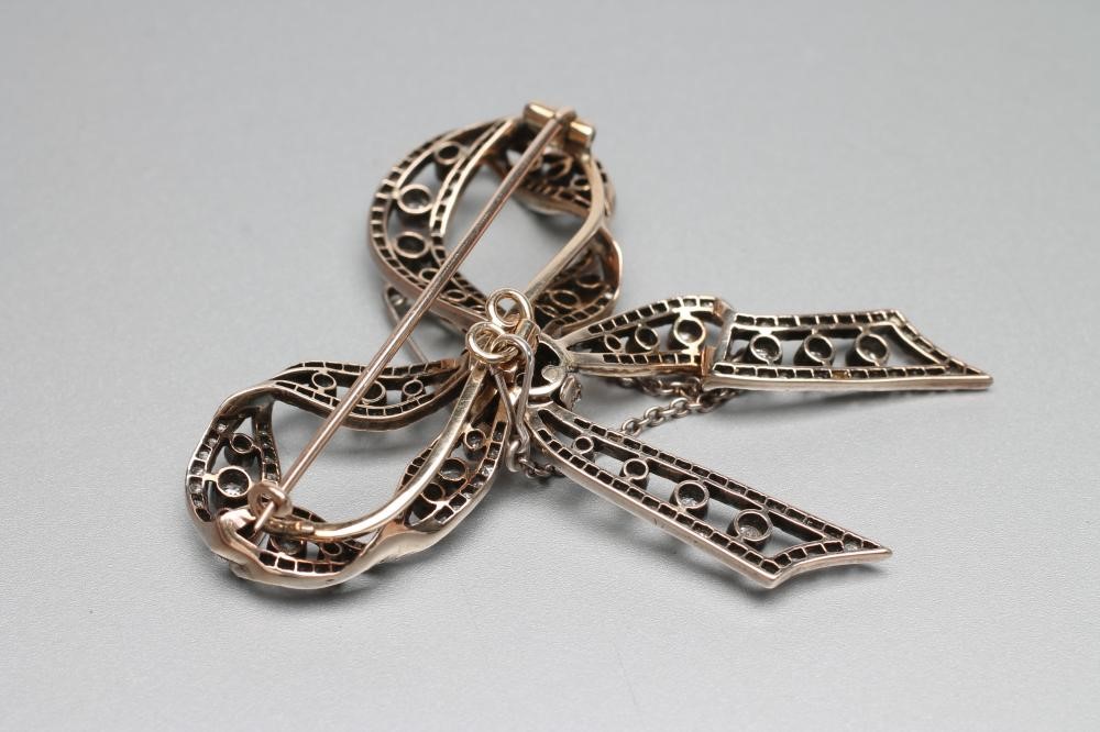 AN EDWARDIAN DIAMOND OPEN BOW BROOCH Image