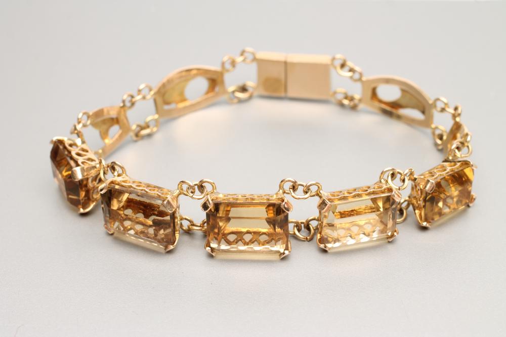 A COCKTAIL BRACELET Image