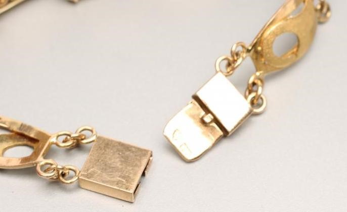 A COCKTAIL BRACELET Image