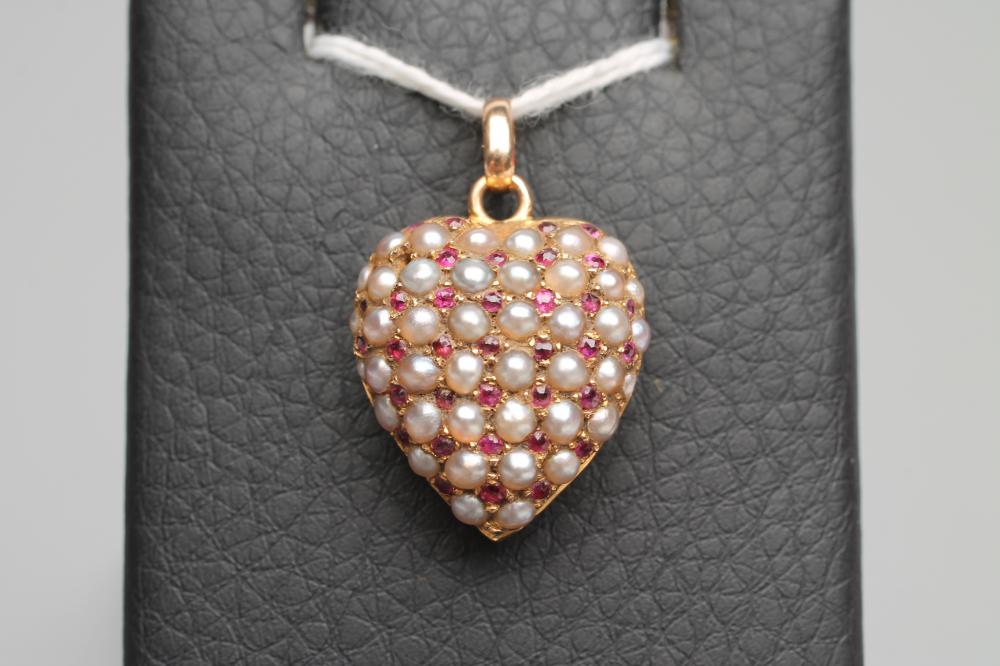 AN EDWARDIAN HEART SHAPED HOLLOW PENDANT Image