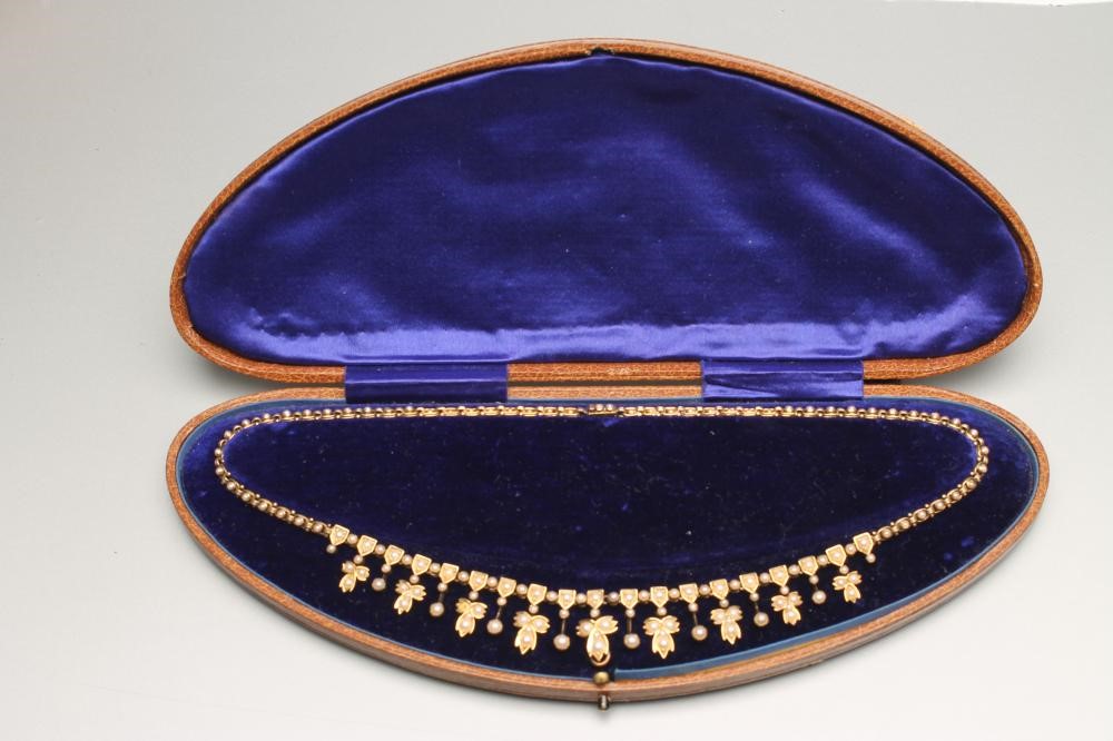 A LATE VICTORIAN SEED PEARL NECKLACE Image