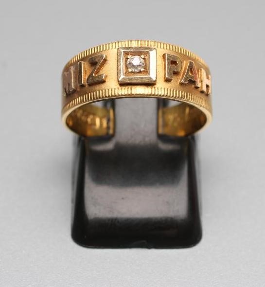 AN EDWARDIAN 18CT GOLD "MIZPAH" RING Image