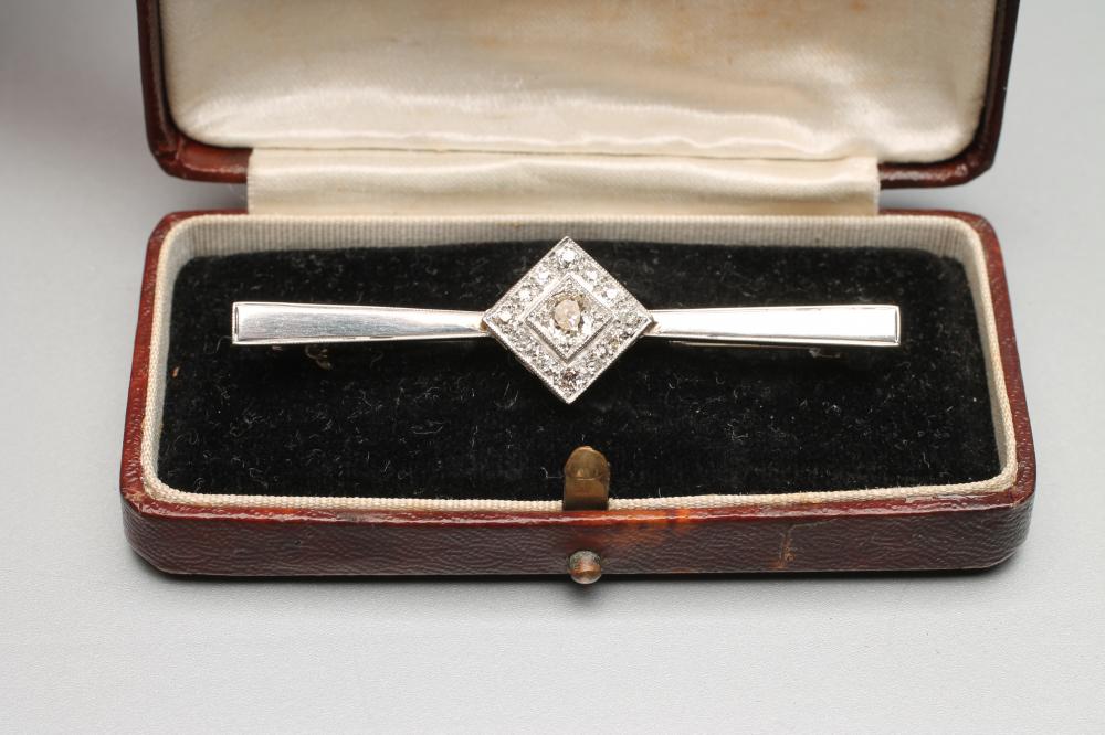 AN ART DECO DIAMOND BROOCH Image