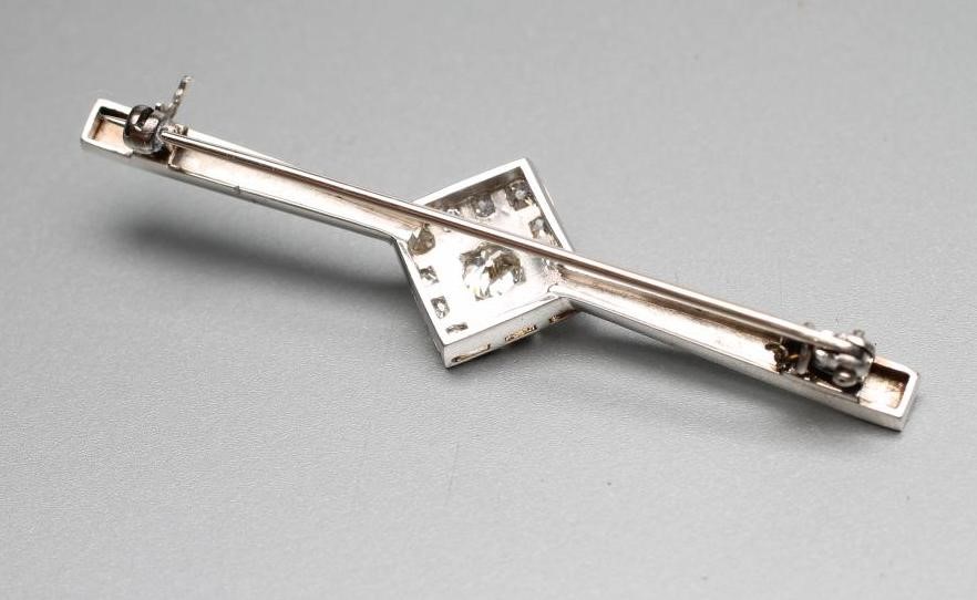 AN ART DECO DIAMOND BROOCH Image
