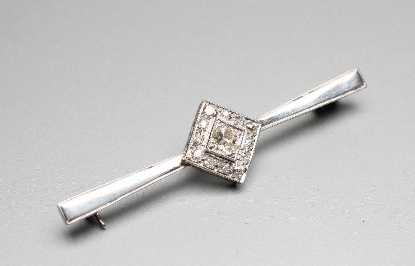 AN ART DECO DIAMOND BROOCH Image