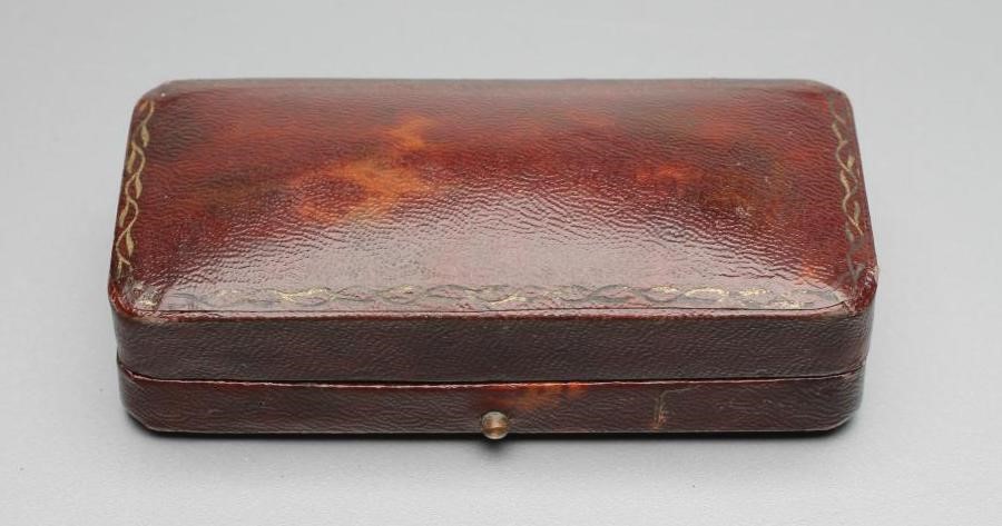 AN ART DECO DIAMOND BROOCH Image