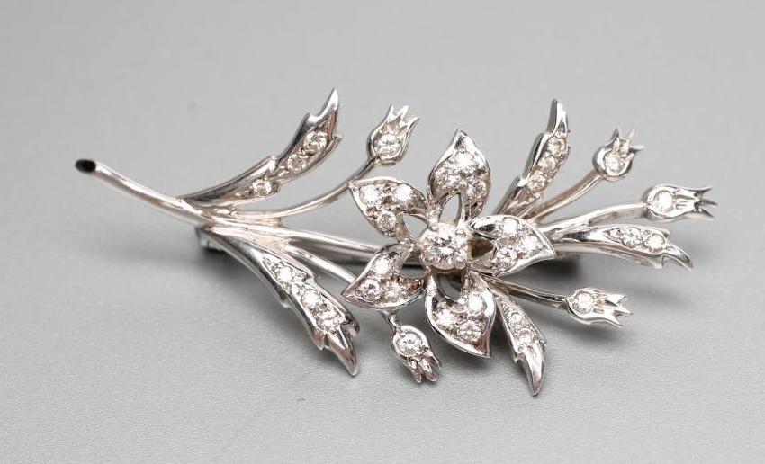 A DIAMOND SPRAY BROOCH Image