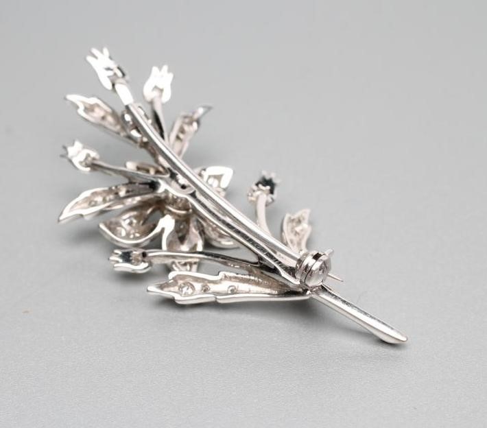 A DIAMOND SPRAY BROOCH Image