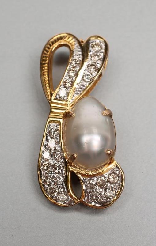 A MODERN DIAMOND BOW BROOCH/PENDANT Image