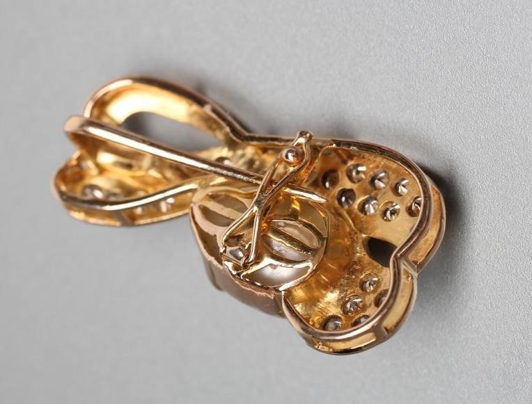 A MODERN DIAMOND BOW BROOCH/PENDANT Image