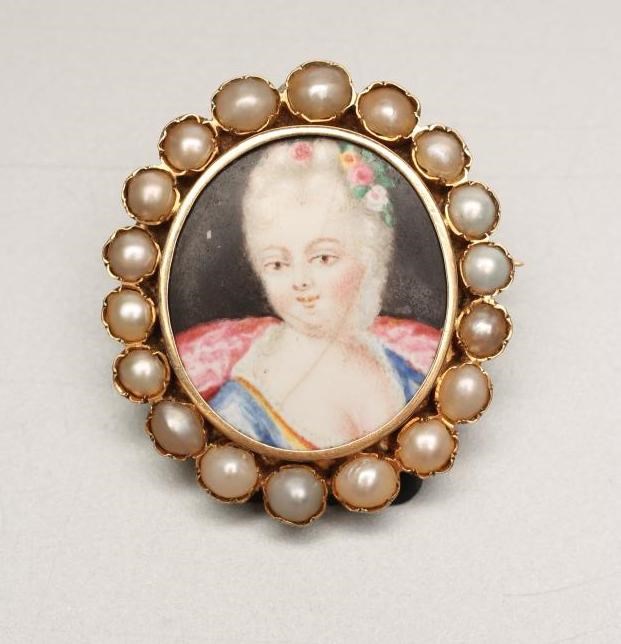 A GEORGIAN ENAMELLED BROOCH Image