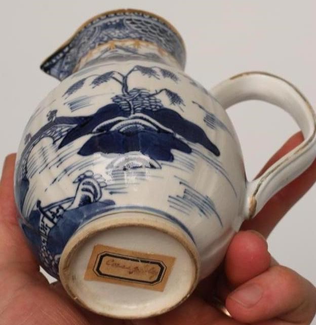 A SMALL COLLECTION OF CHINESE PORCELAIN comprising an Imari bowl Image