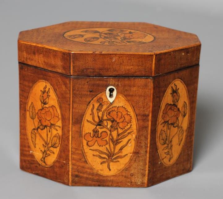 A GEORGIAN MAHOGANY TEA CADDY Image