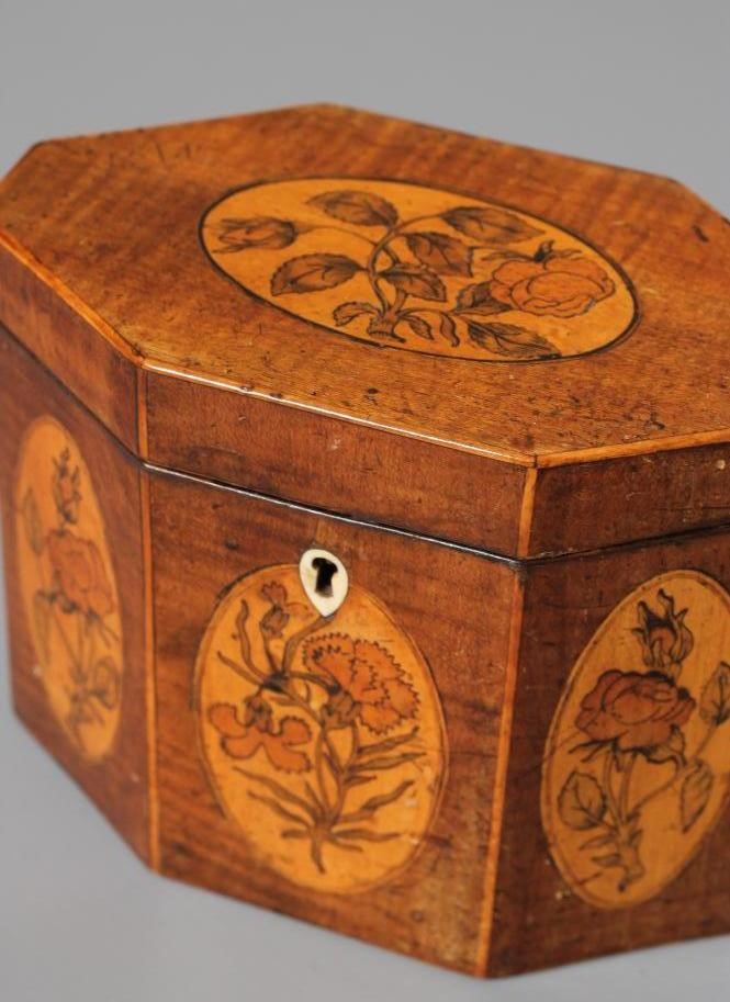 A GEORGIAN MAHOGANY TEA CADDY Image