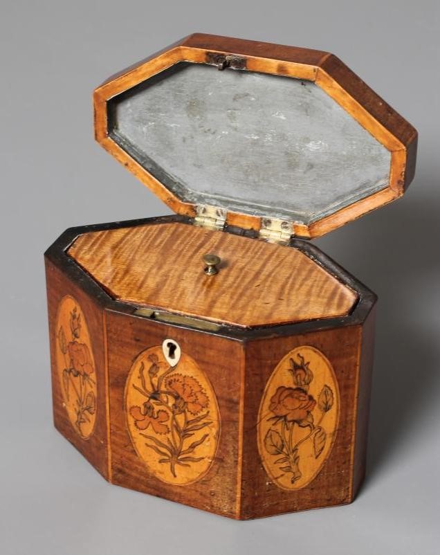 A GEORGIAN MAHOGANY TEA CADDY Image