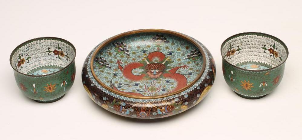 A PAIR OF CHINESE CLOISONNE ENAMEL BOWLS of plain rounded cylindrical form Image