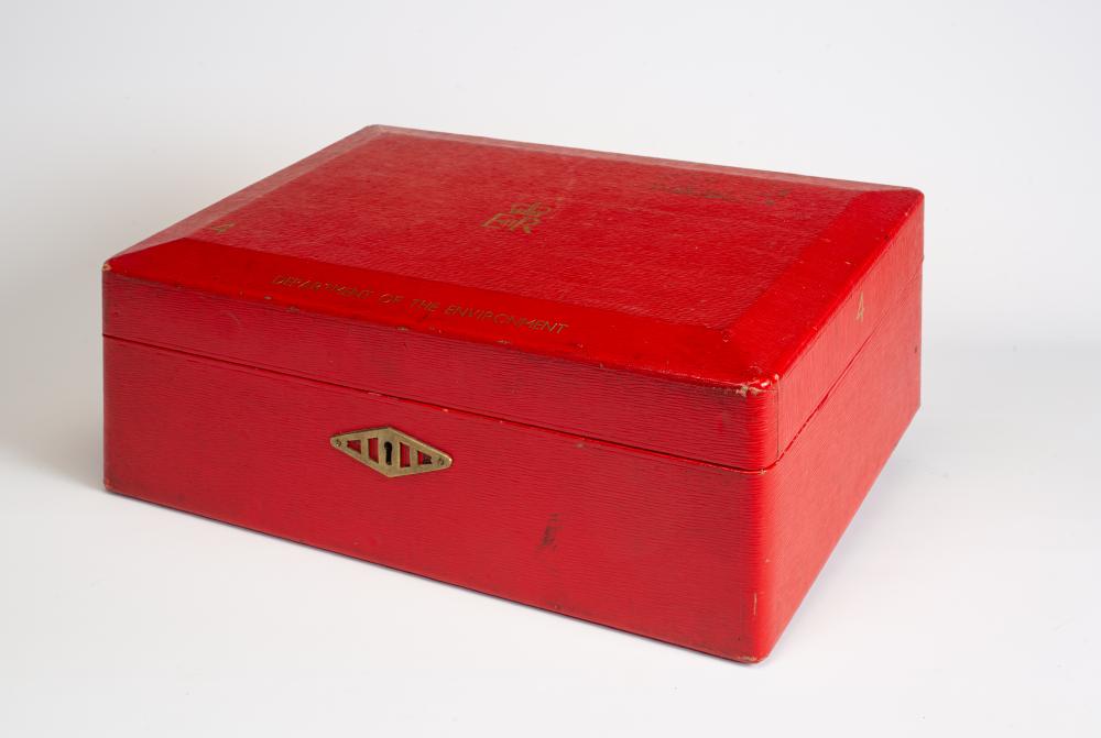 AN ELIZABETH II RED MOROCCO LEATHER MINISTERIAL BRIEFCASE Image
