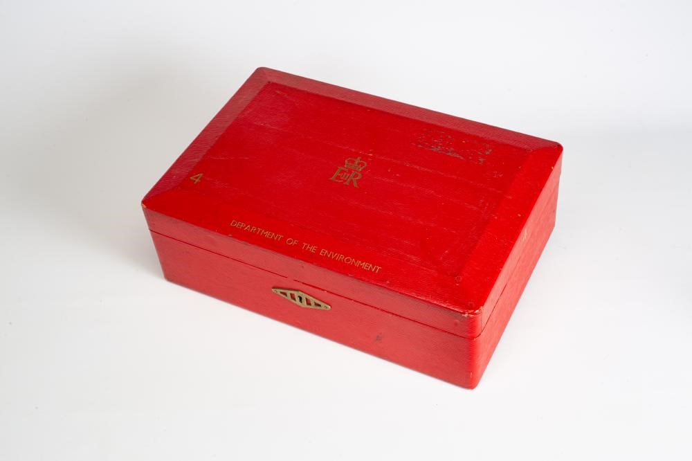 AN ELIZABETH II RED MOROCCO LEATHER MINISTERIAL BRIEFCASE Image