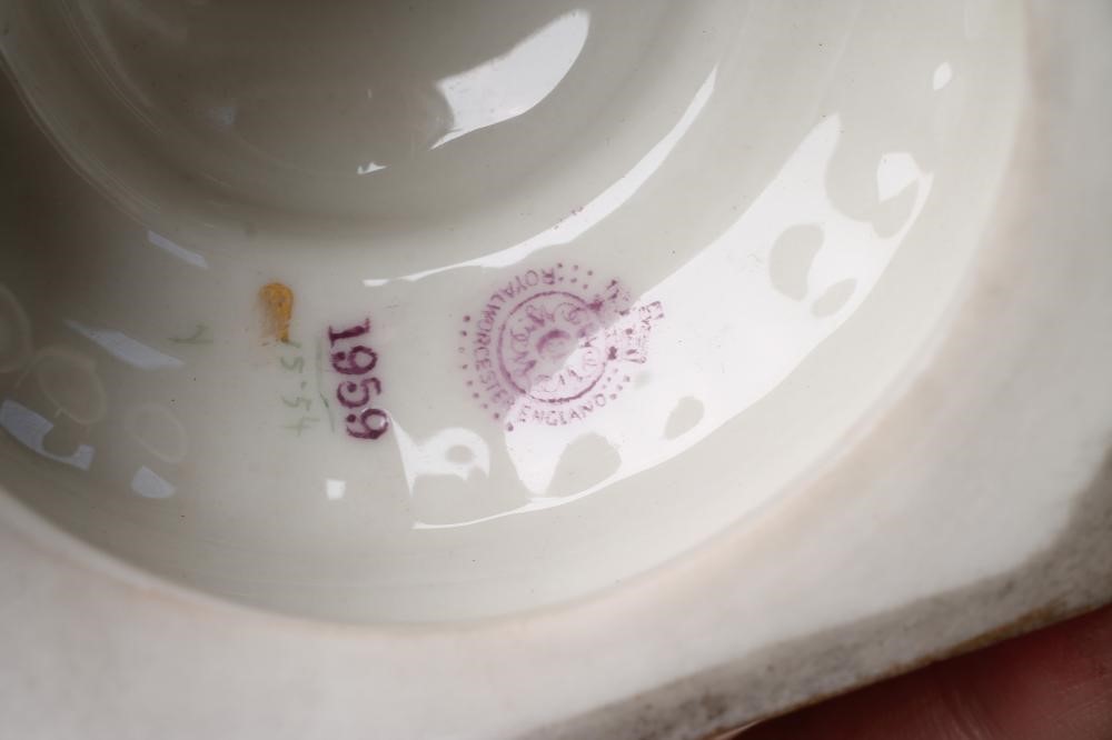 A ROYAL WORCESTER CHINA VASE Image