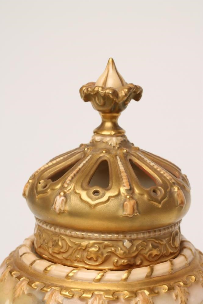 A ROYAL WORCESTER CHINA POT POURRI Image