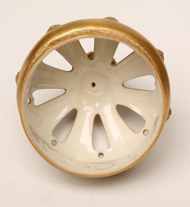 A ROYAL WORCESTER CHINA POT POURRI Image