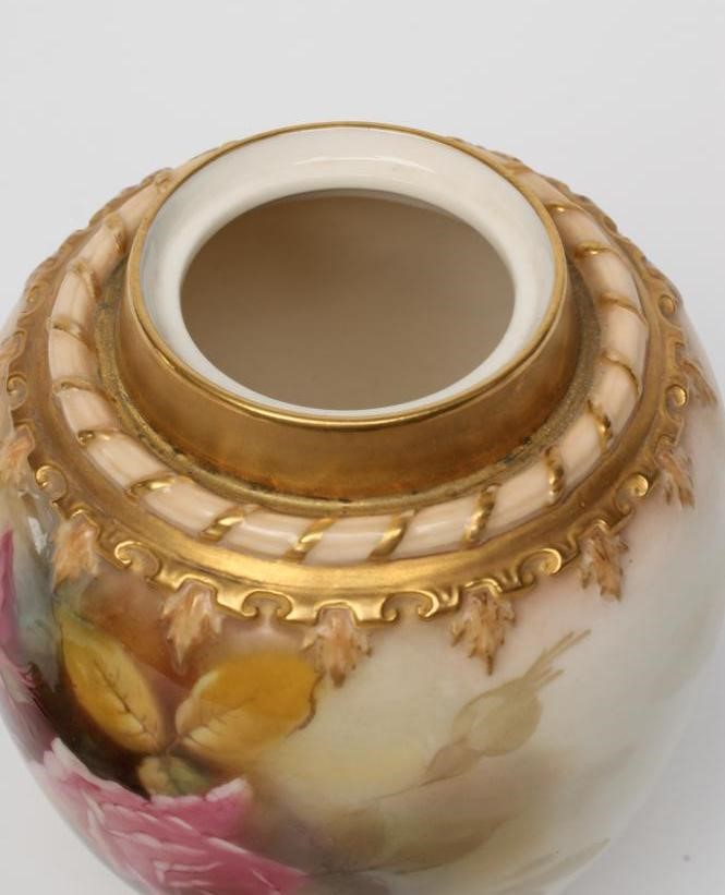 A ROYAL WORCESTER CHINA POT POURRI Image