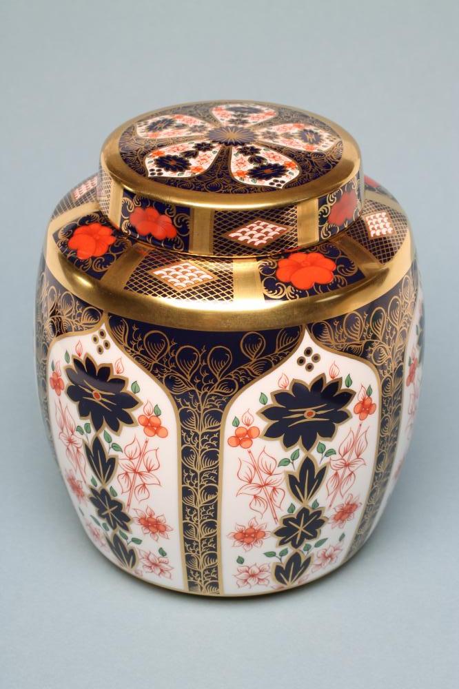 A ROYAL CROWN DERBY CHINA JAR AND COVER Image