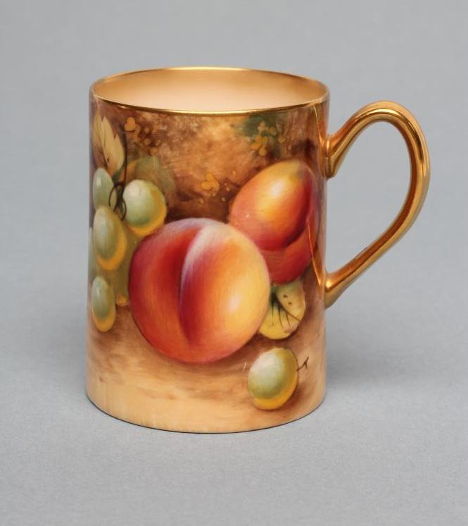 A ROYAL WORCESTER CHINA SMALL MUG Image
