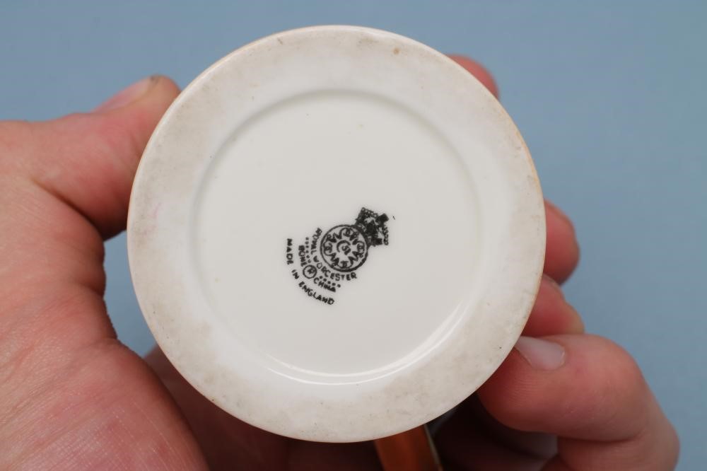 A ROYAL WORCESTER CHINA SMALL MUG Image