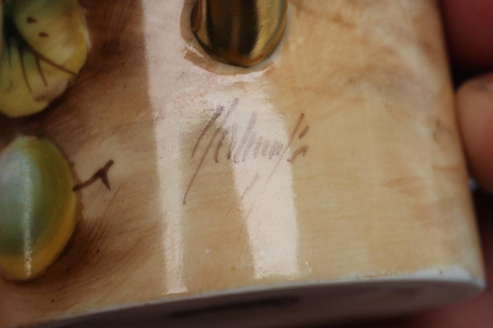 A ROYAL WORCESTER CHINA SMALL MUG Image