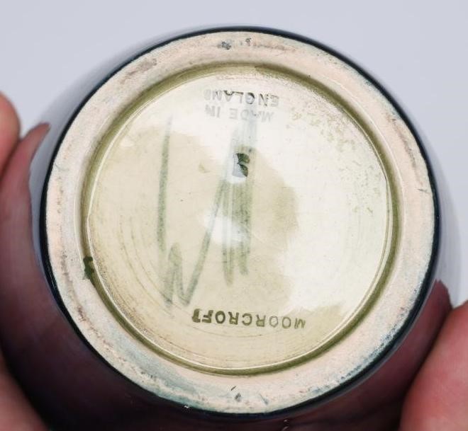 A MOORCROFT POTTERY VASE Image