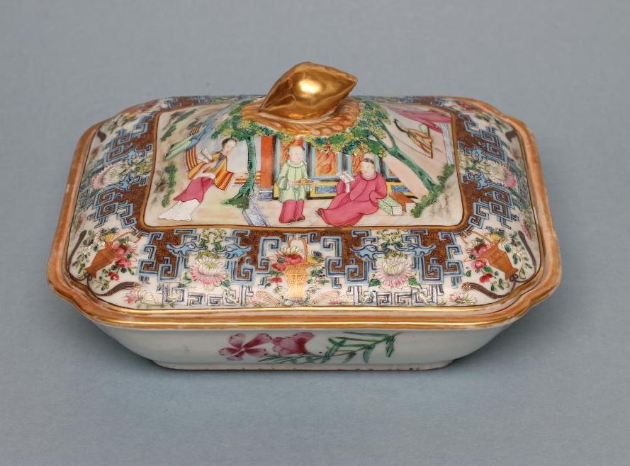 A CANTONESE PORCELAIN OBLONG VEGETABLE TUREEN AND COVER with re-entrant corners Image