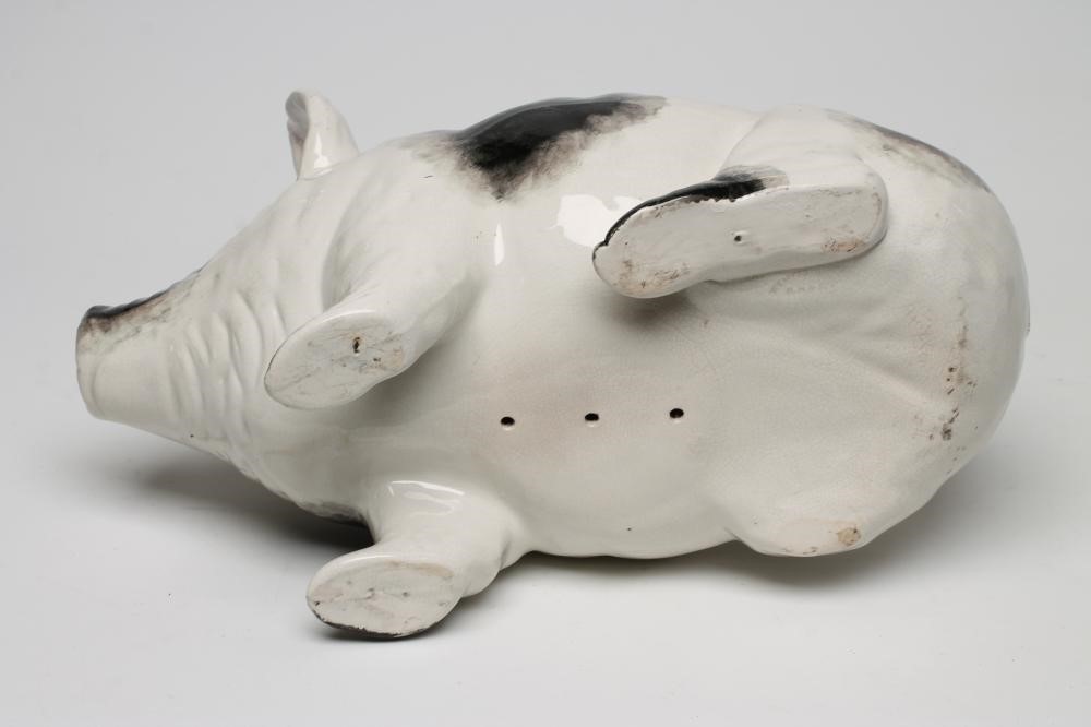 A WEMYSS POTTERY PIG Image