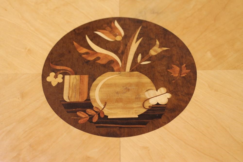 AN ART DECO STYLE OCCASIONAL TABLE veneered in various blond and dark woods Image