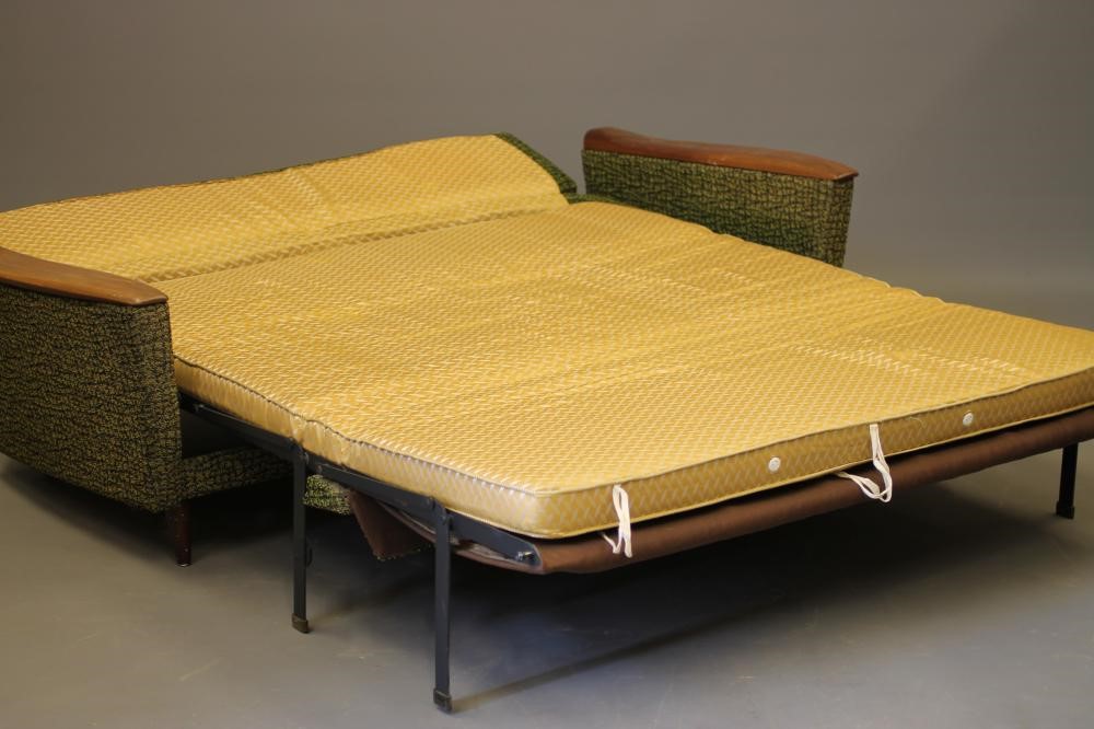 A GREAVES & THOMAS SITTING SUITE Image