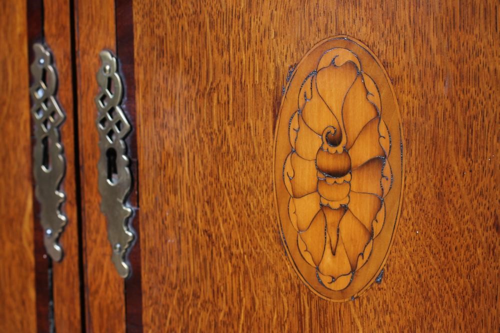 A GEORGIAN OAK AND MAHOGANY CORNER CUPBOARD Image